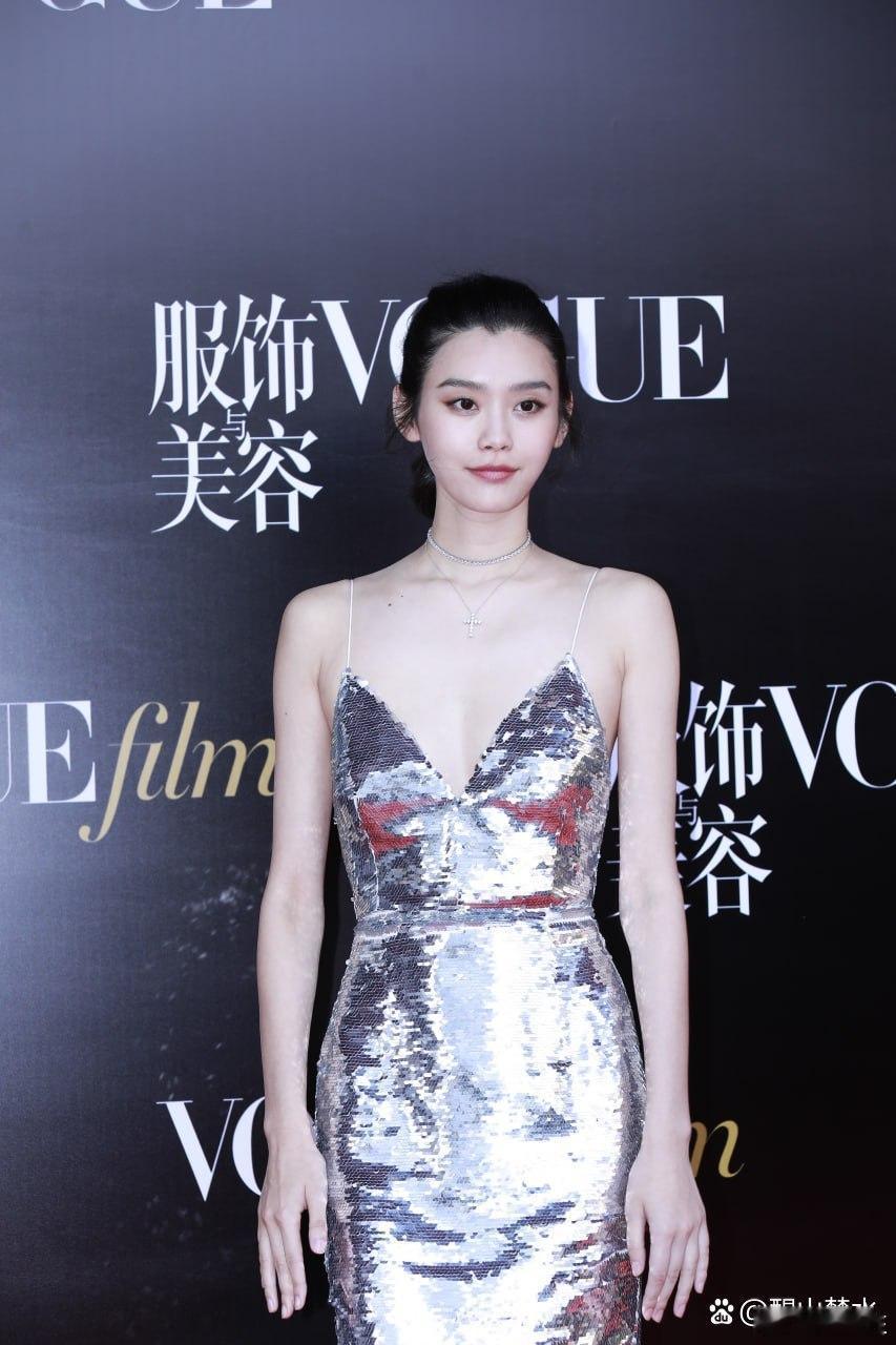 奚梦瑶VOGUE时尚盛典红毯花絮照片，深V露胸吊带装！