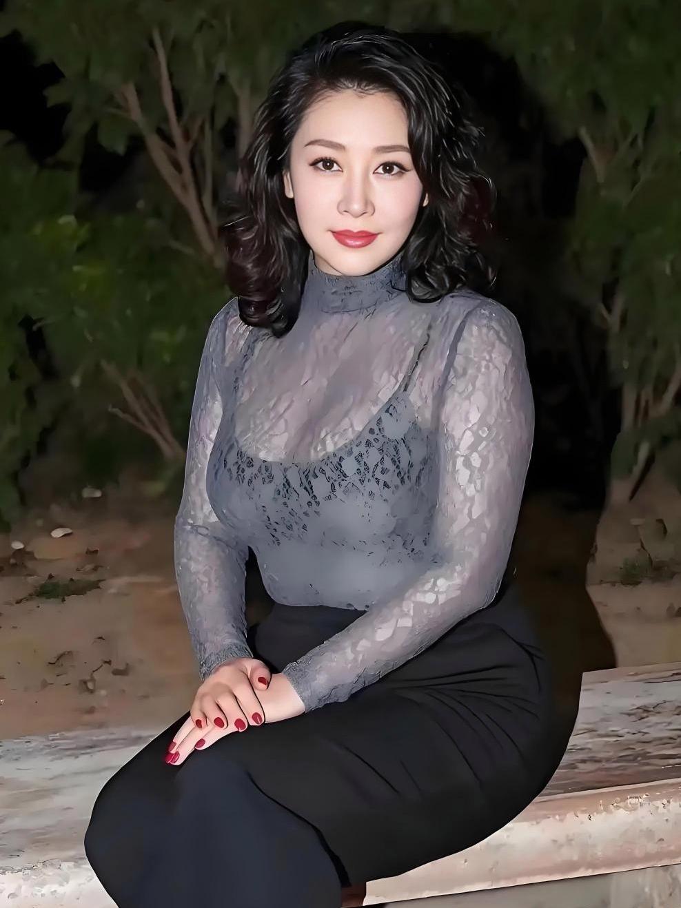 月色如水，美人如画。