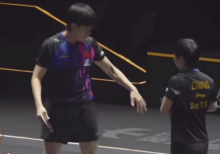 哥你也太勇了吧！！手伸那么长干啥呢？吓亖宝宝了！北京大满贯混双半决赛，第二局获胜
