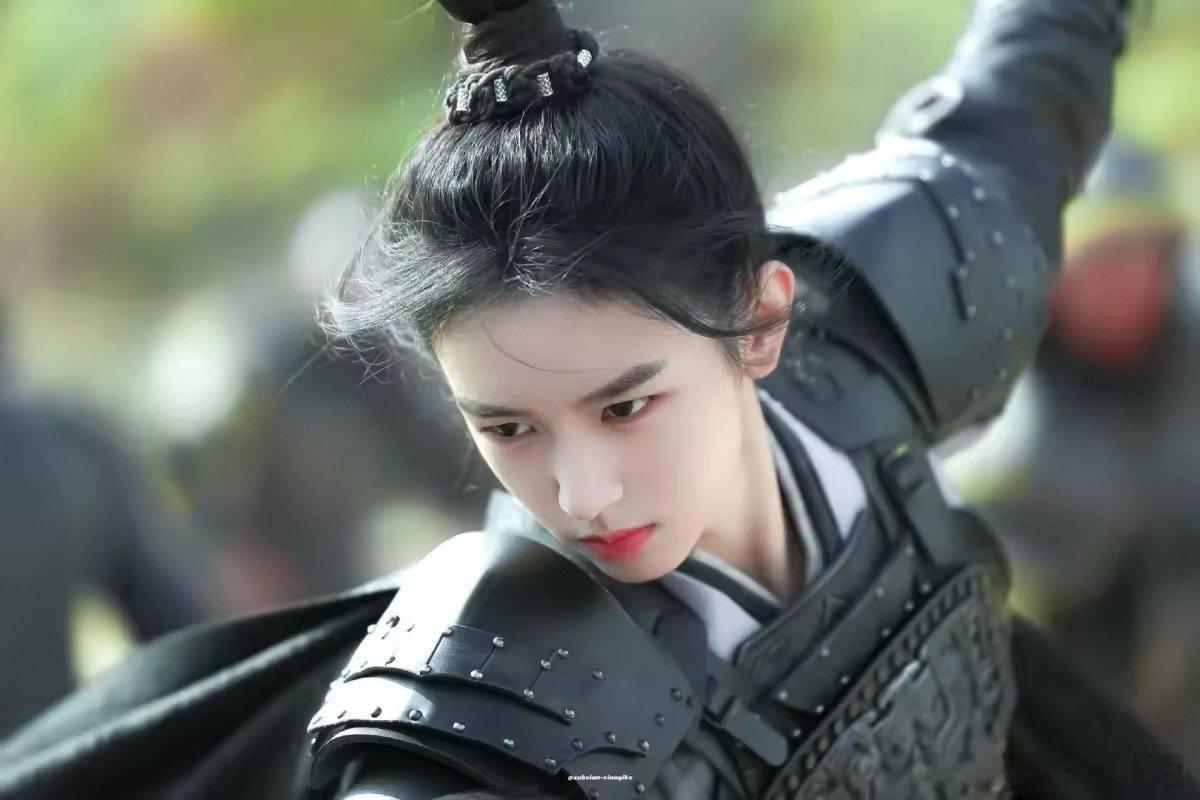 周也妆造基础脸就不基础《锦月如歌》男妆主打一个“减法”！周也省去繁复修饰，自头