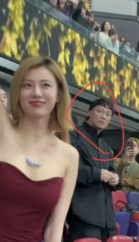电视上看着一般般，真人巨帅。​​​