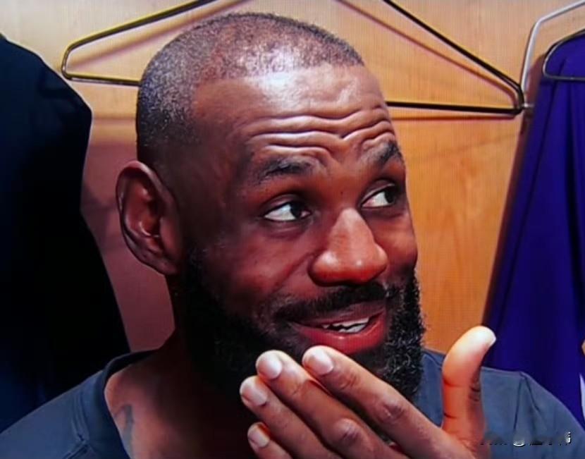 老詹笑了！艾顿谈詹姆斯：“勒布朗总是做些最正确的事情。”“跟勒布朗一起打