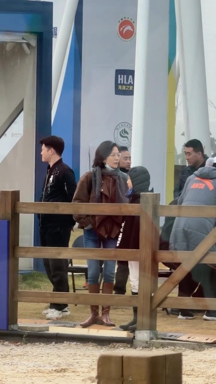 汪涵老婆带儿子参加马术比赛杨乐乐带儿子参加马术比赛汪涵老婆带儿子参加马术比赛