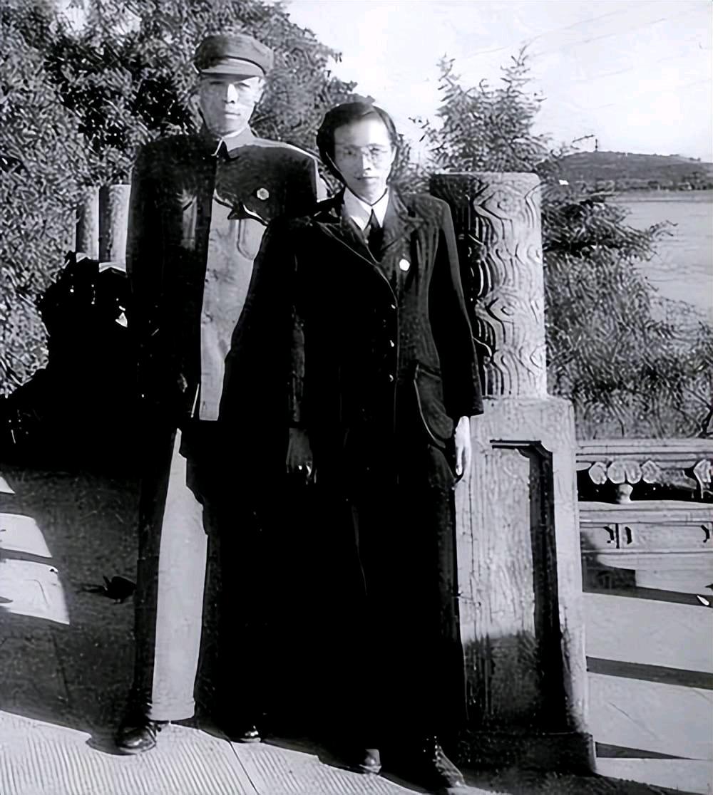 1944年，夏斗寅的二姨太卷走所有财产，和蒋介石亲信私奔了。夏斗寅气愤不已，去找