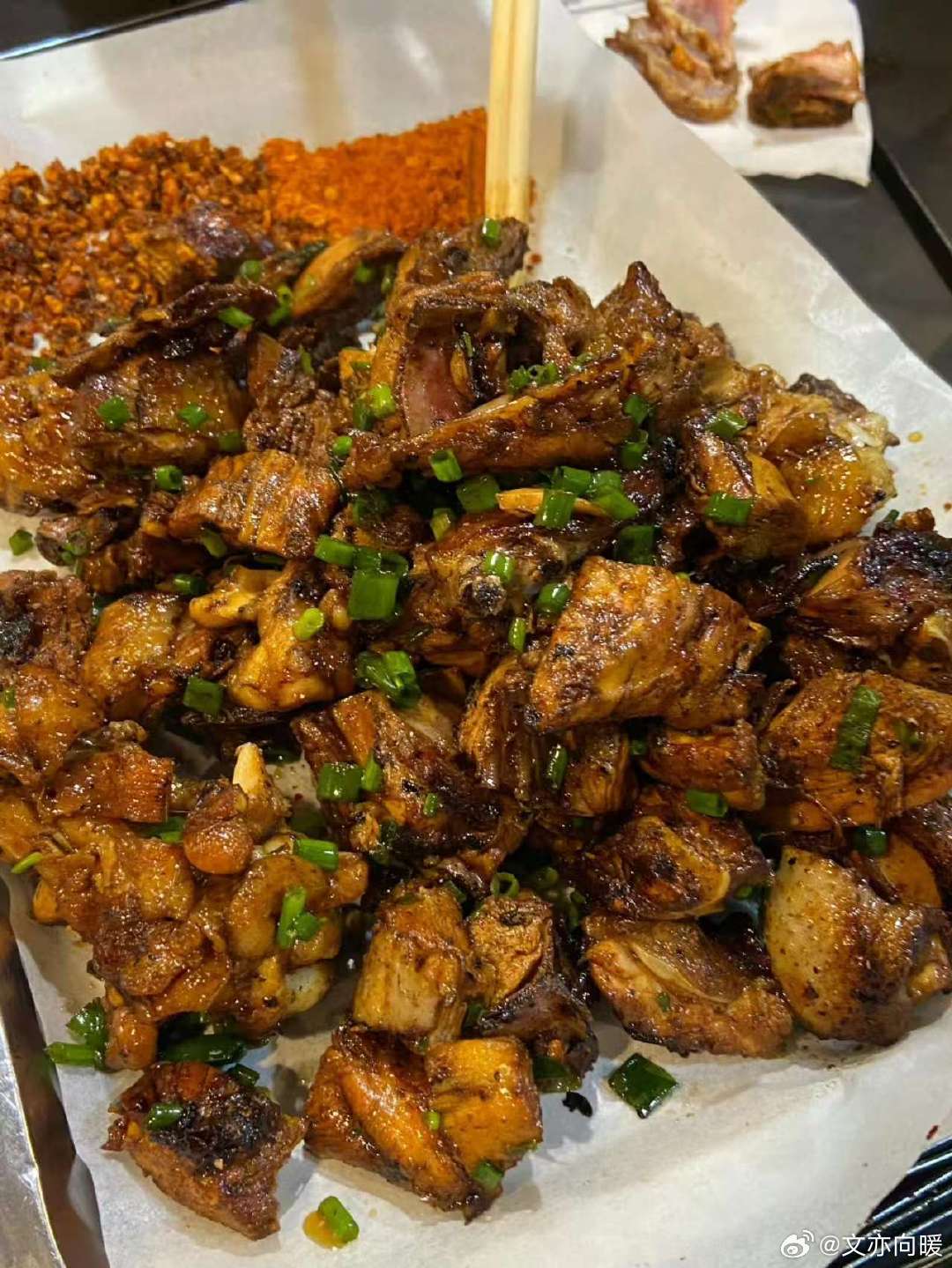 美食榜不再是吃不起的样子巷口早餐摊的鸡蛋灌饼太绝了！6块钱一个，饼皮外脆里软，鸡