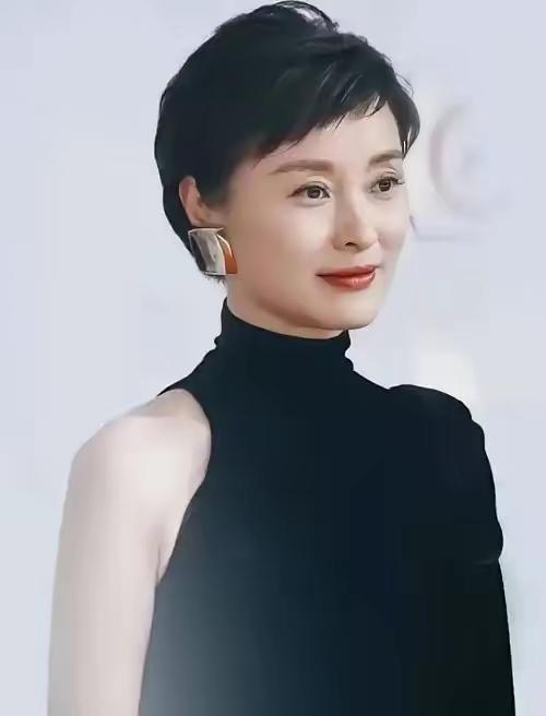 演员吴越说：“我不会结婚了，也不会再去谈恋爱的了。不是因为谁把我伤了，也不是对
