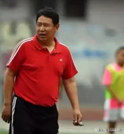 民族饭店的办公室里，只有办公桌、靠背椅和传真机。刘利福每天都很早就赶到这里，而后