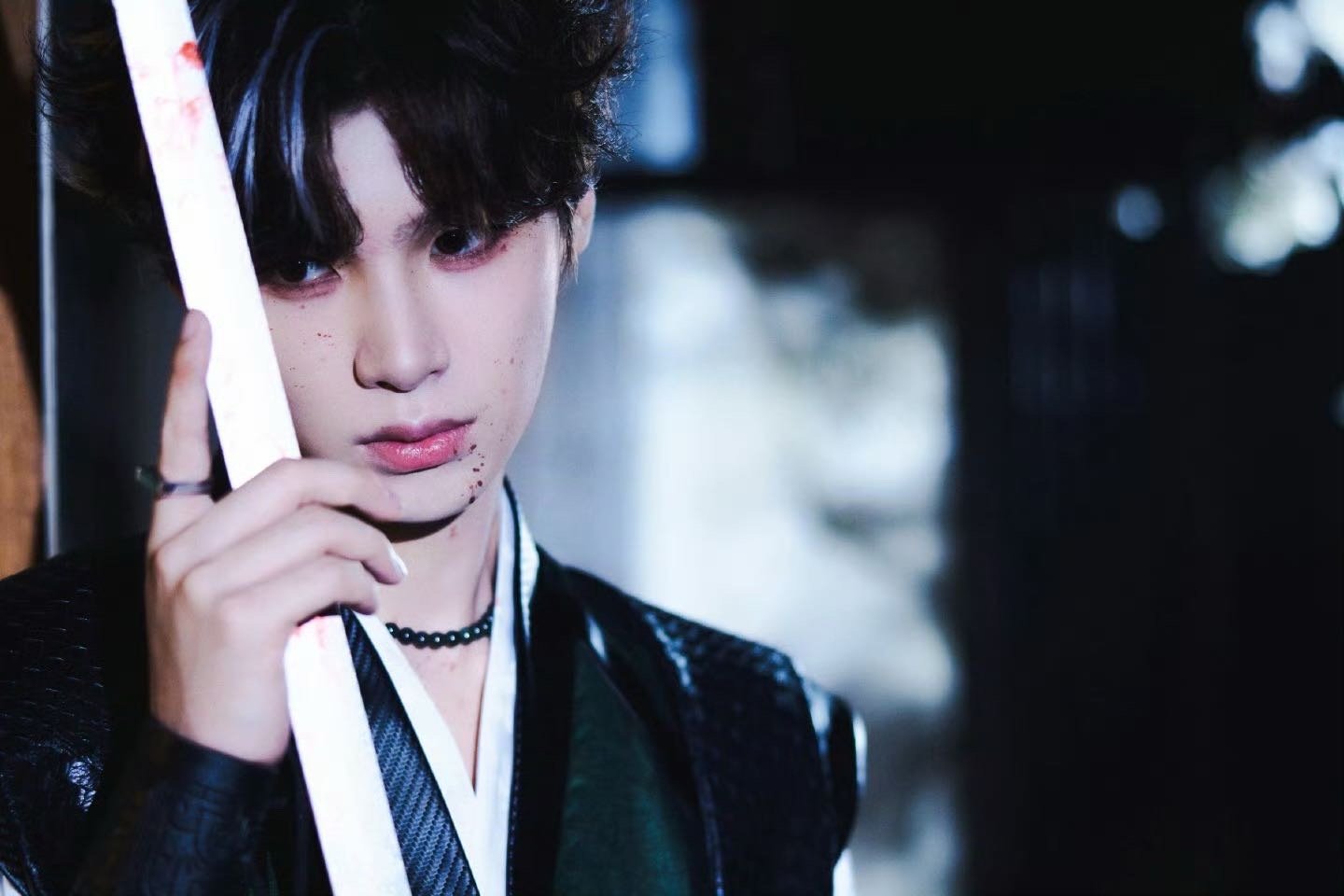 黄明昊唱诡门开好带感王者荣耀共创之夜黄明昊《诡门开》舞台超惊艳！升降台出场+诡秘