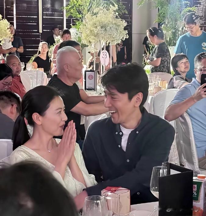 高圆圆真是找对了人，嫁对了爱情。所以花期就特别长。高圆圆扎着高马尾像个小姑娘