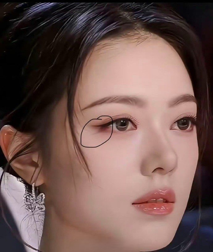 赵今麦在眼尾沟附近贴一簇长睫毛这个妆容小技巧简直是点睛之笔啊​​​