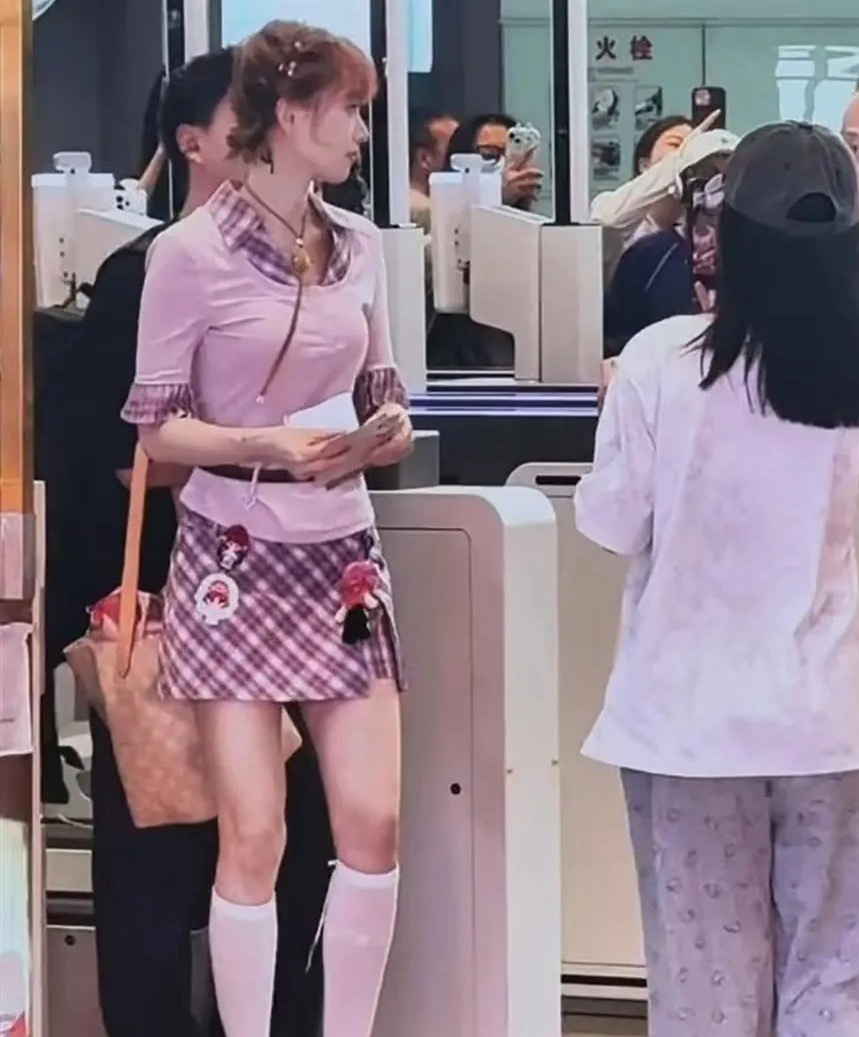 31岁黄灿灿在长沙机场被偶遇，她穿着粉色衬衣，身材高挑腿长。