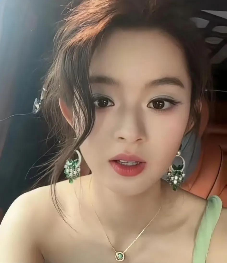 话说，黄杨钿甜的耳环事件，你们还有几人记得？黄杨钿甜的耳环事件还没着落，现在