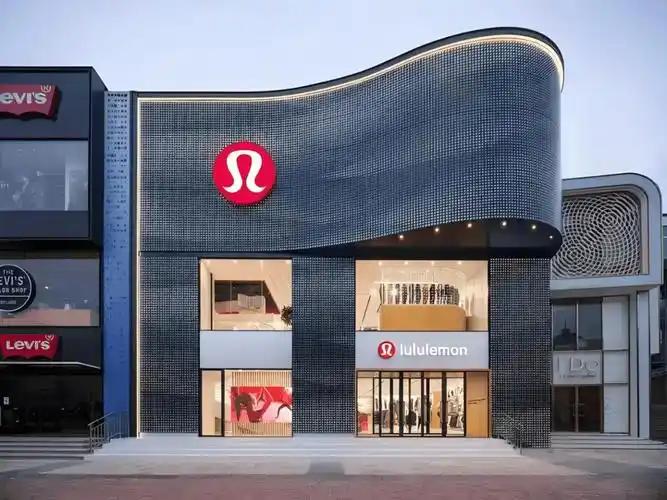 Lululemon麻烦缠身。Q2全球净营收24亿美元，不及市场预期。全年