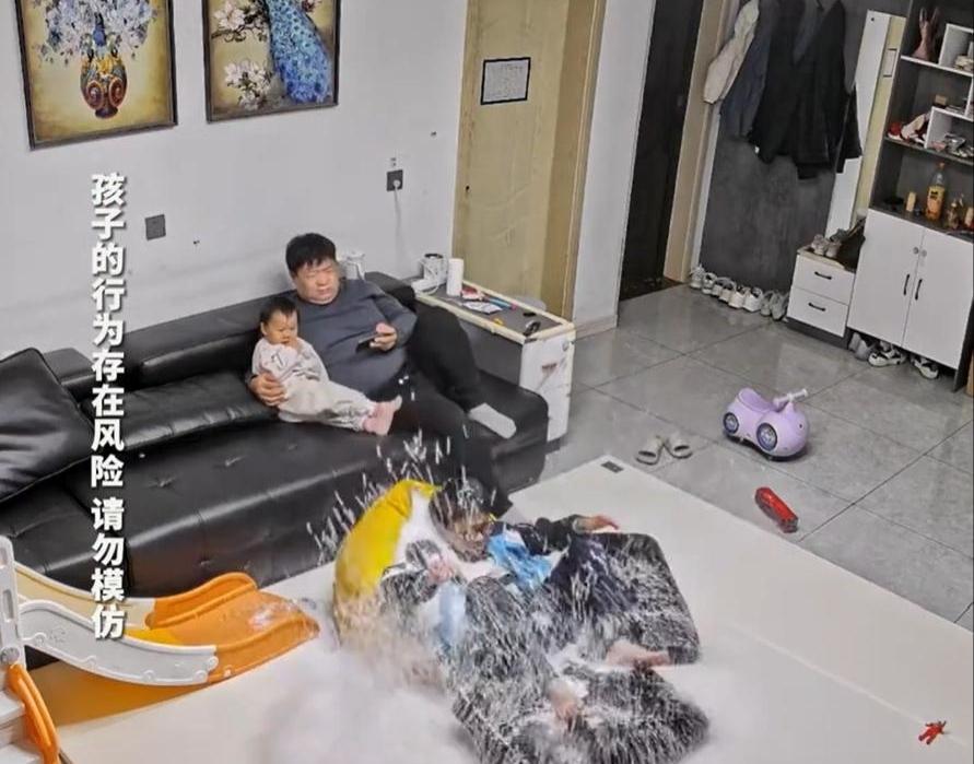 河南有爸爸在家里带两个孩子。这日爸爸带俩孩子在家看电视，其中一个孩子突然犯起