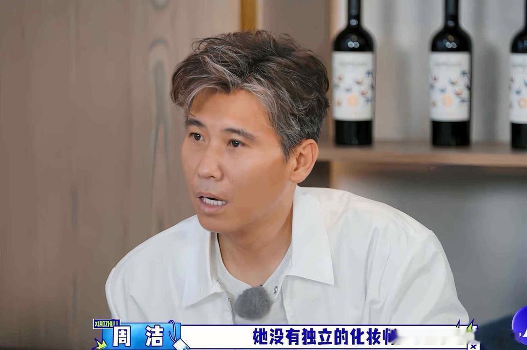 冬丽娅的经纪人对胡军和李乃文说:“丫丫有早起的习惯，她不睡懒觉。胡军:"多早起?