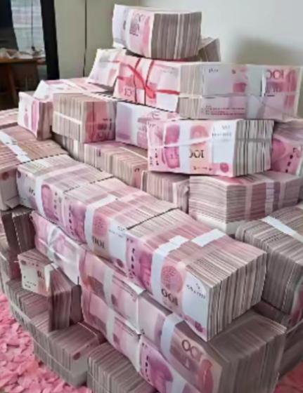 终于看懂洗钱的套路了！举个最通俗的例子：你买彩票中500万，扣完个税到手只剩40