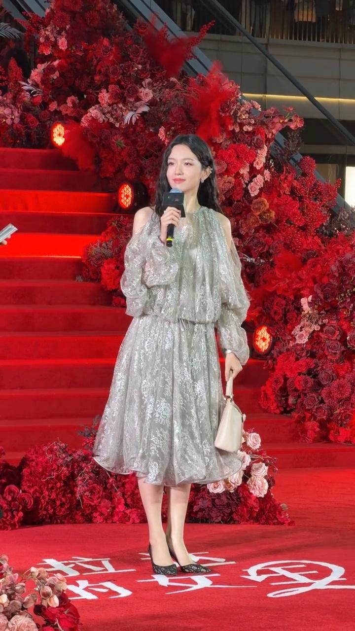 穿着Dior的女王也子就这样现身《穿Prada的女王2》璀璨之夜盛典活动周也穿着