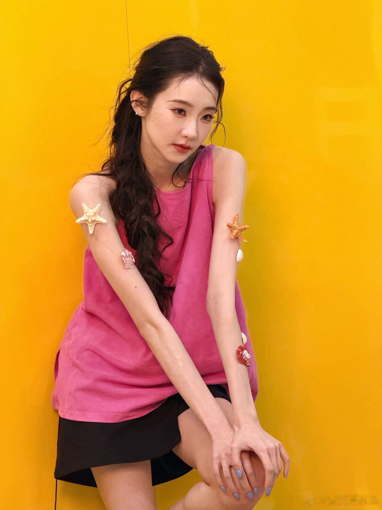 向涵之张艺凡别试探了颜值天花板同框，张艺凡清新灵动，向涵之优雅大气，风格互补超吸