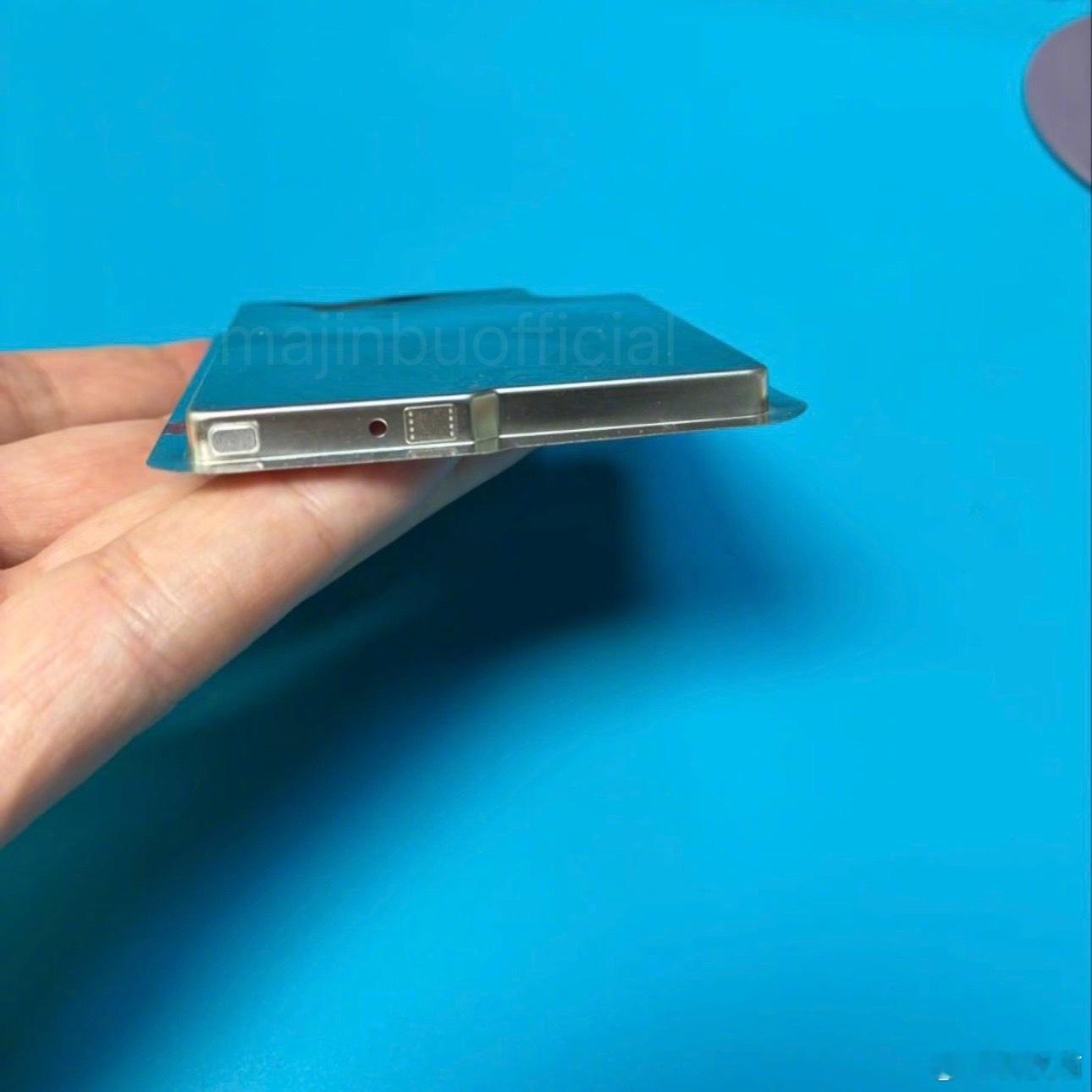iPhone17Air电池实物图：金属外壳，电池容量约2900mAh既轻