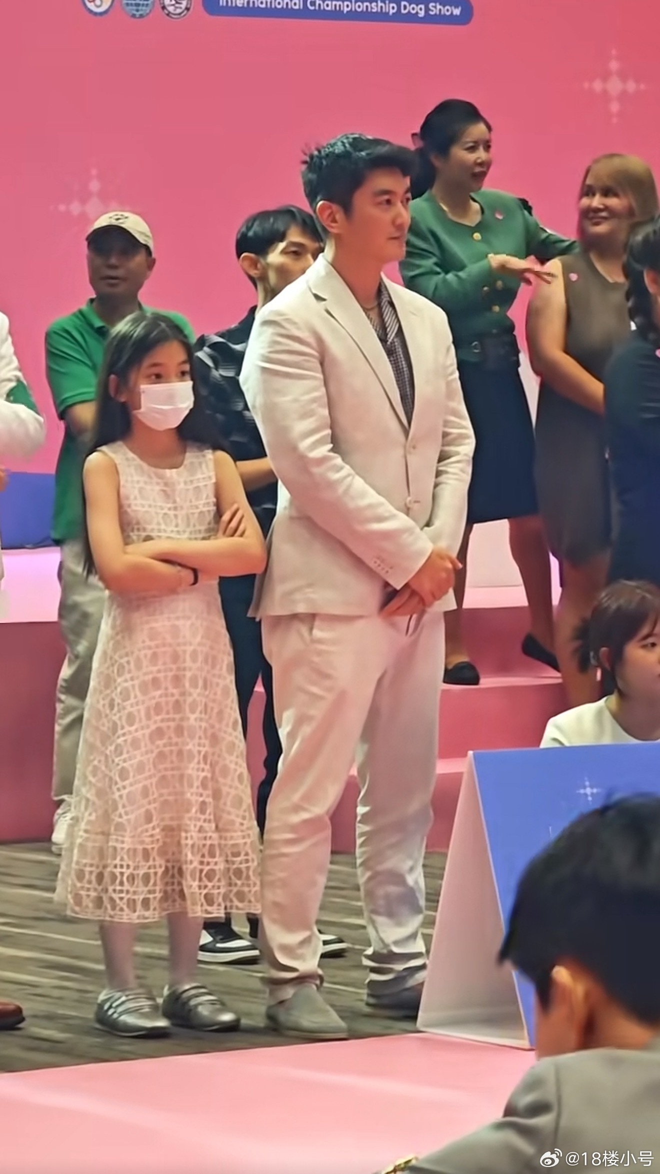 这个小姑娘的眉眼和嗯哼长得一模一样……