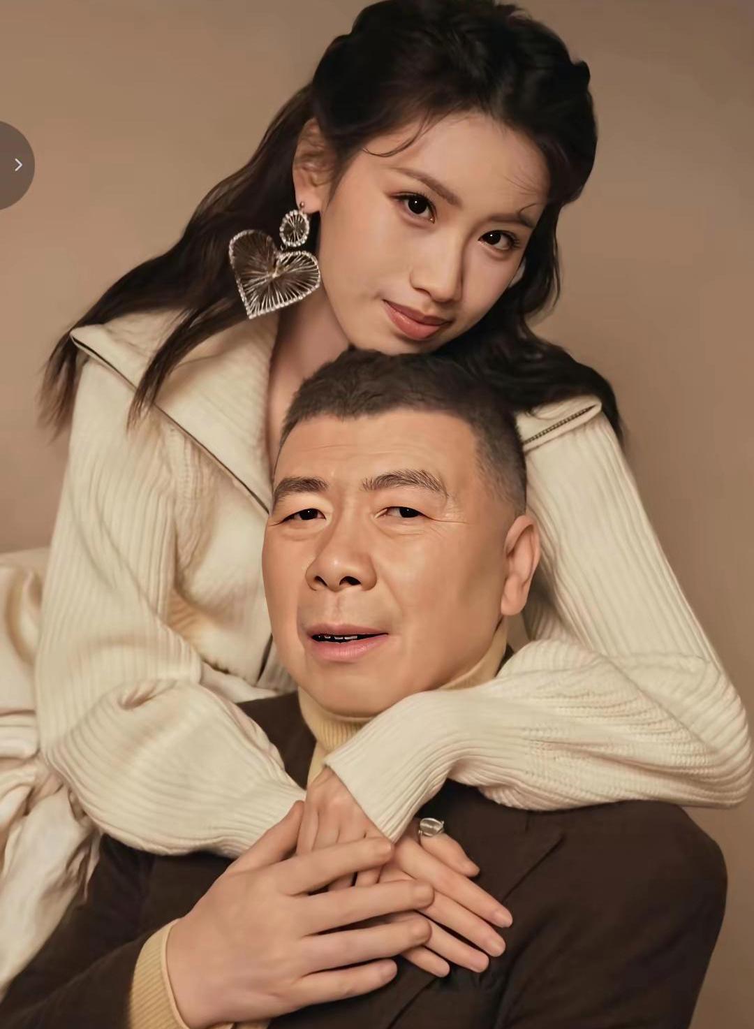 这不是妥妥的亲生闺女吗？冯小刚收养的养女徐朵，五官神态居然和冯小刚高度重合，下