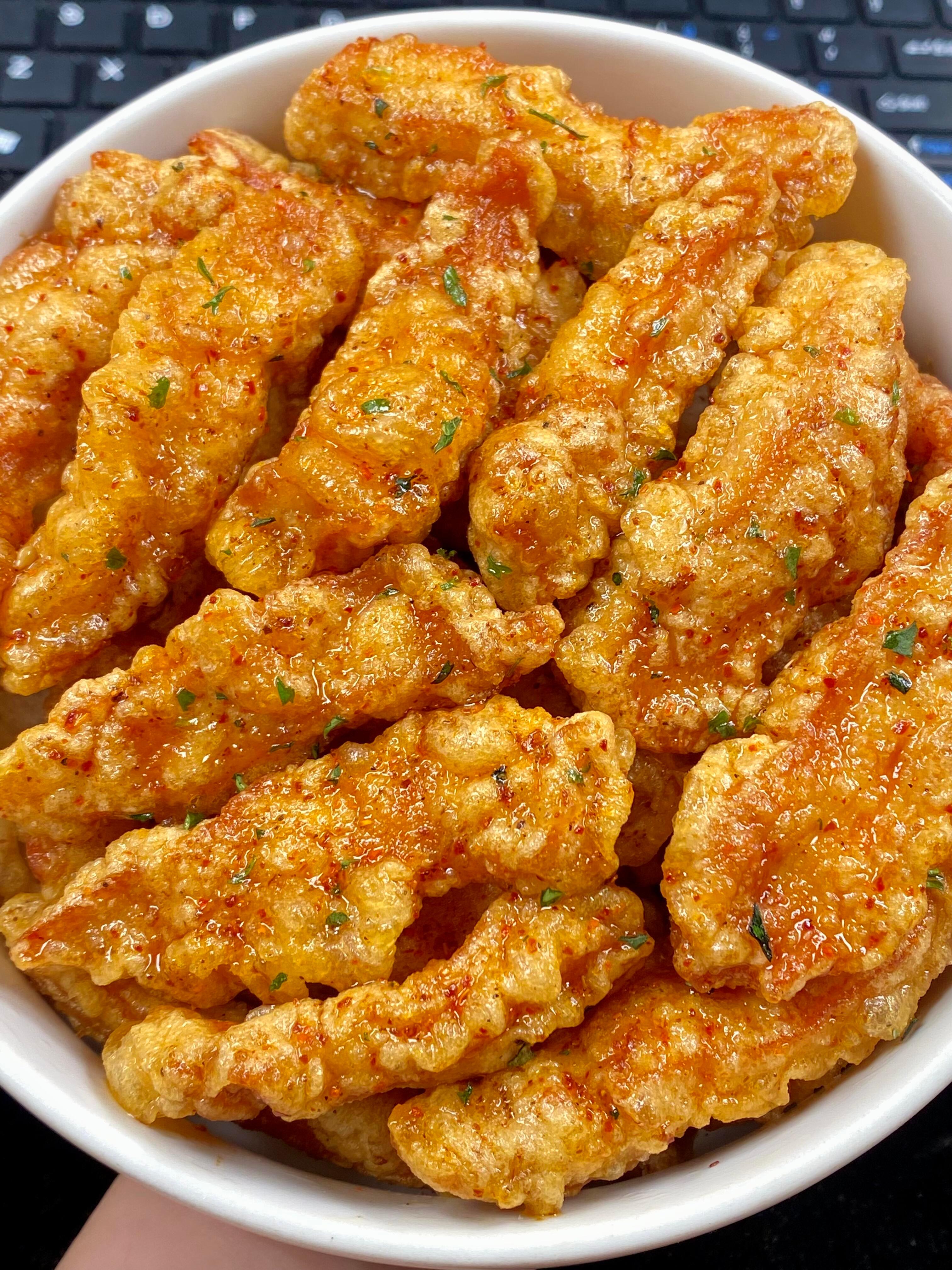 酥脆的椒盐鸡胸肉条出锅真的香迷糊啦！巨好吃😋外酥里嫩，咸香美味，一口下去肉香四