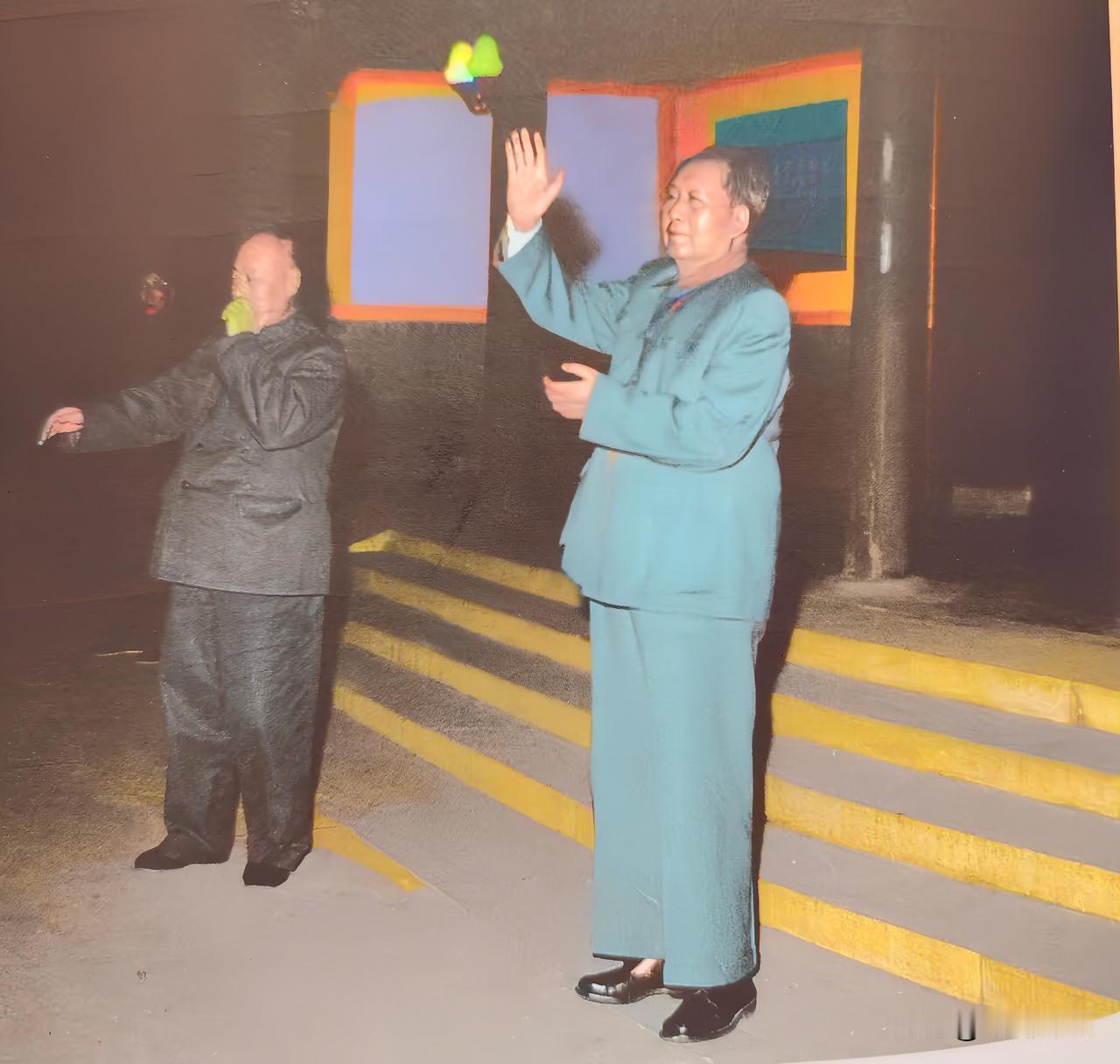 🍁1965年夜色下的中南海，毛主席和陈毅元帅并肩而立，一同送别外宾。他们1