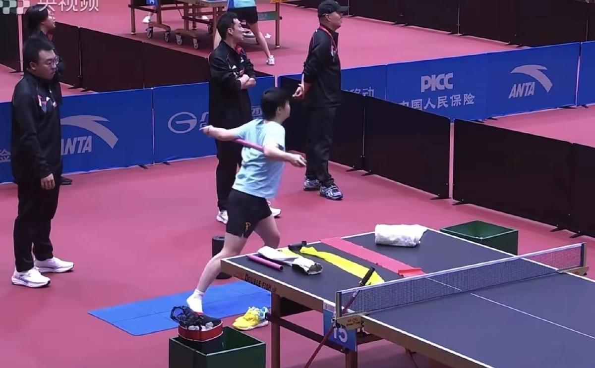 孙颖莎热身那叫一个讲究，全箍棒一绕，身子软得像面条。蓝衣服黑短裤，动作利索，没