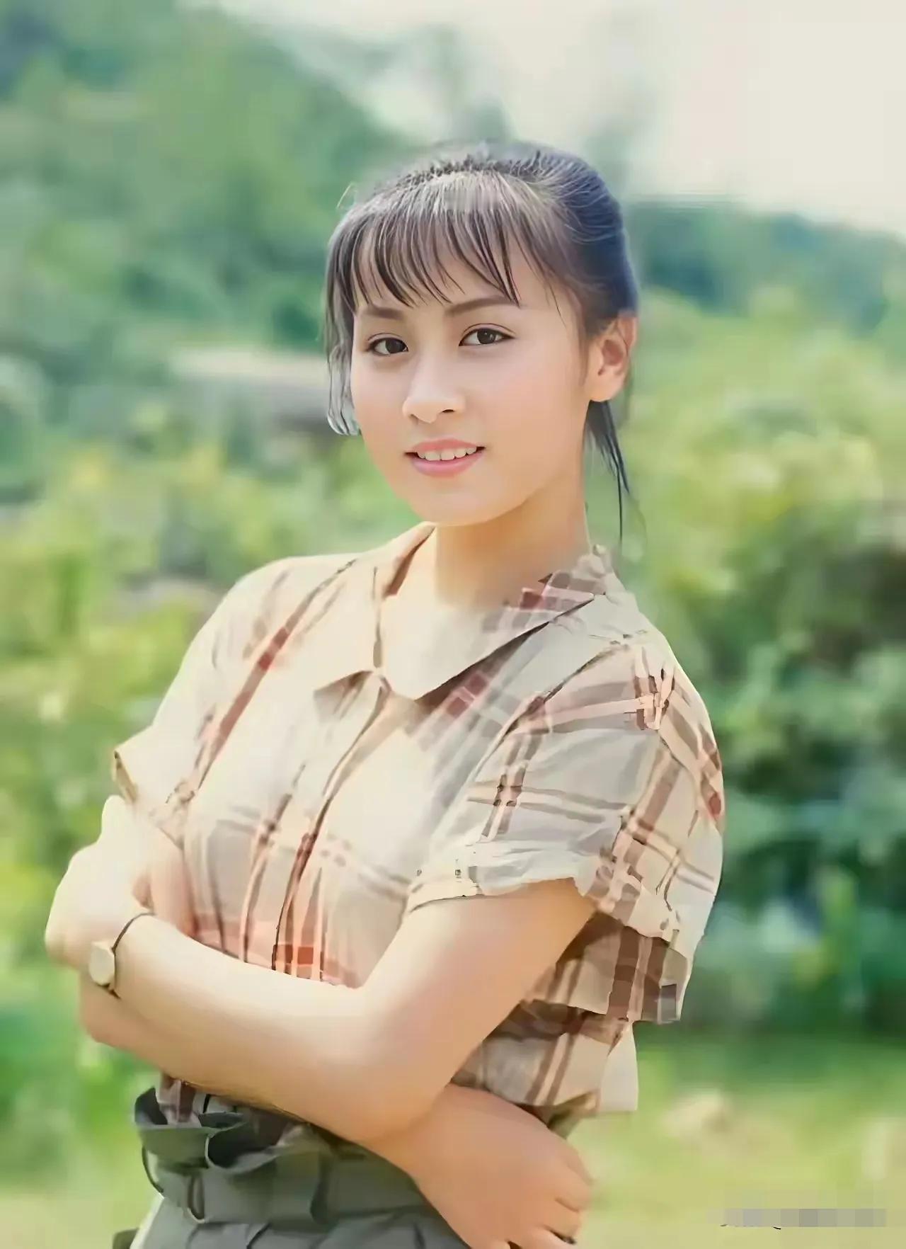 年轻时的刘嘉玲长得像花儿一样，散发着神秘的气质，好美好迷人。如今美人迟暮，不变