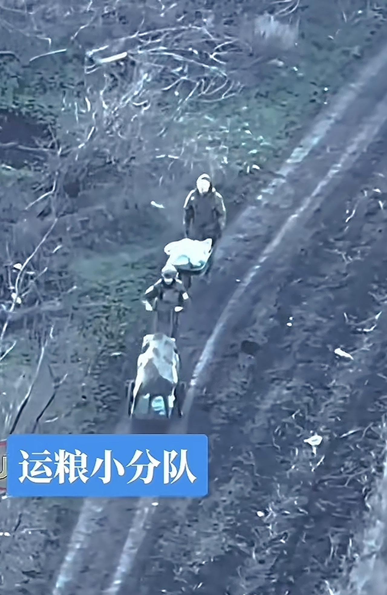 乌克兰的无人机真是无处不在！俄罗斯真的越打越有钱了，如今用独轮车为前线运粮，去