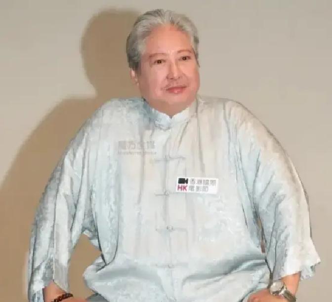 当年洪金宝在韩国拍戏，有个叫曹恩玉的姑娘负责接待他。一来二去，两人看对眼了，直接