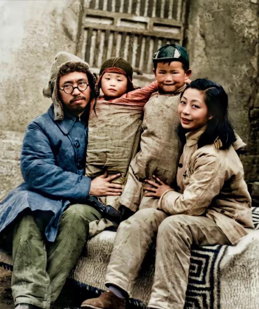 1942年，山东沂蒙老区，罗荣桓、林月琴夫妇与儿子罗东进、女儿罗南下留下了珍贵合