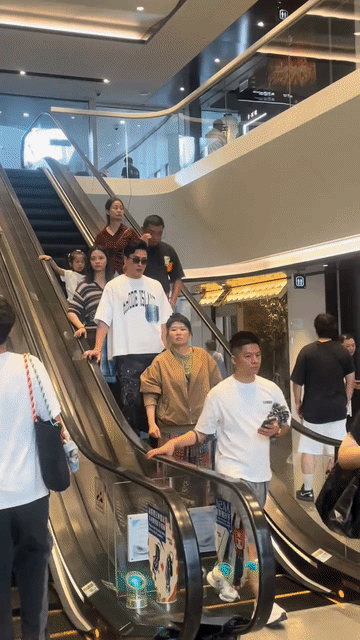 黄宗泽认真的吗？他是不是真的觉得自己好潮？是潮，不过透着一股子土潮……一点也ge
