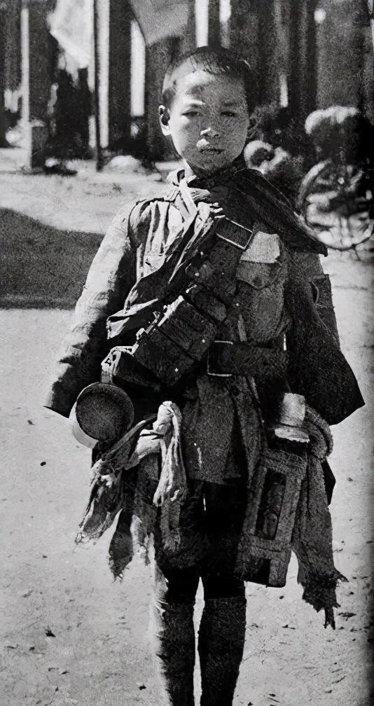 1938年，一个15岁的小战士被捕，日军在下毒手之前，给小战士拍了张照片，目的是