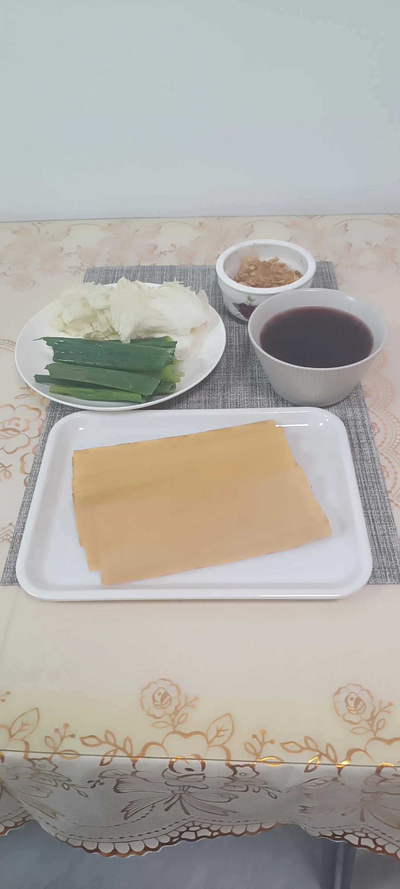 我的晚餐来了！四合面东北杂粮大煎饼五色米百合营养粥粥姐家自产的大白菜哥家