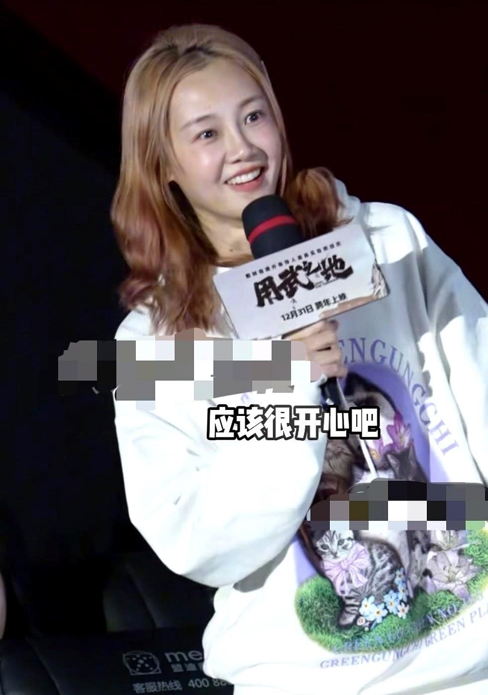 苗苗一句话，把郑恺的“体面”全撕了？活动现场，苗苗抢过话筒为老公郑恺庆祝获奖。