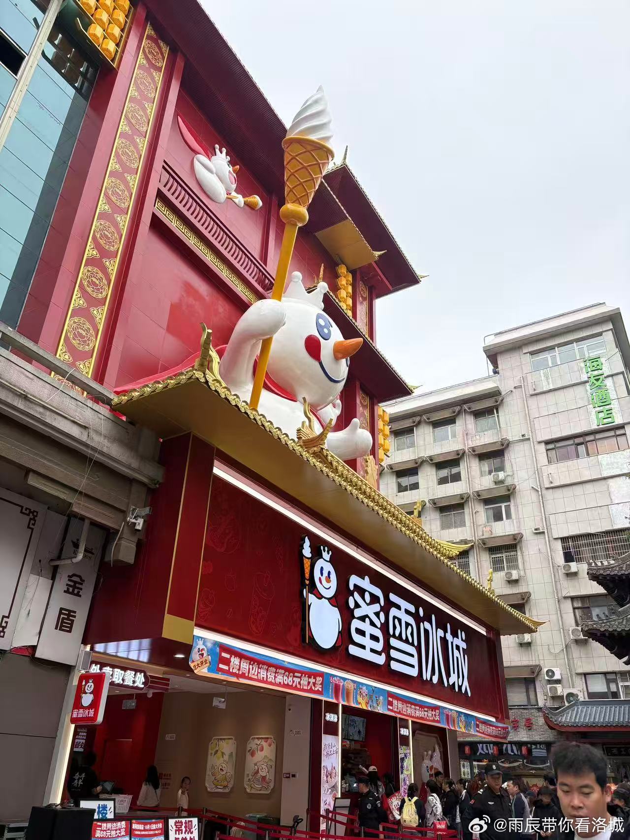 洛阳蜜雪冰城旗舰店正式营业国庆节当天一大早门口就排起长龙保安说排队一个小时才能