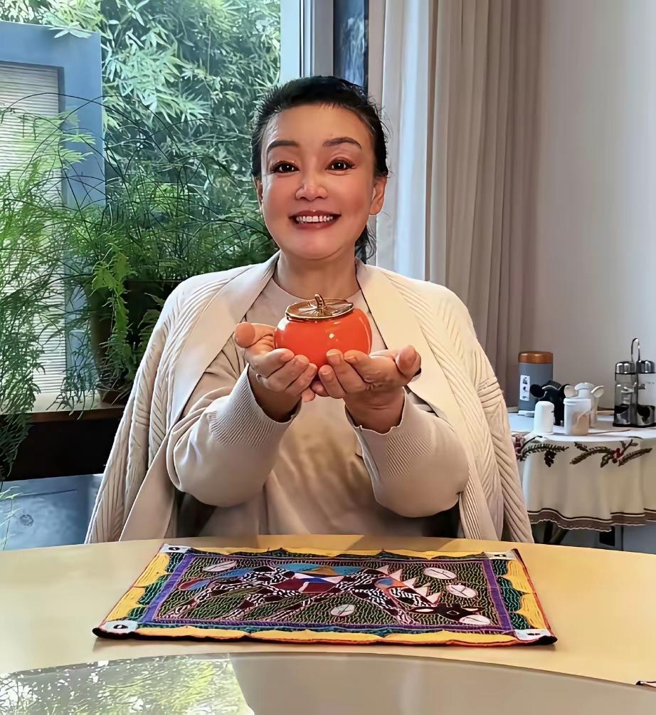 兰姐过年期间独居在北京的别墅里，日子过得自在惬意。直播间里，粉丝宝宝们刷屏关