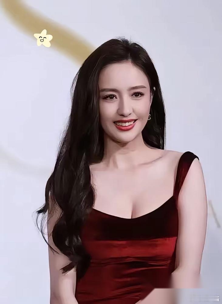 40岁佟丽娅，终于不用再演了。上海一所小学门口，她素颜，戴着帽子，安静地混在人