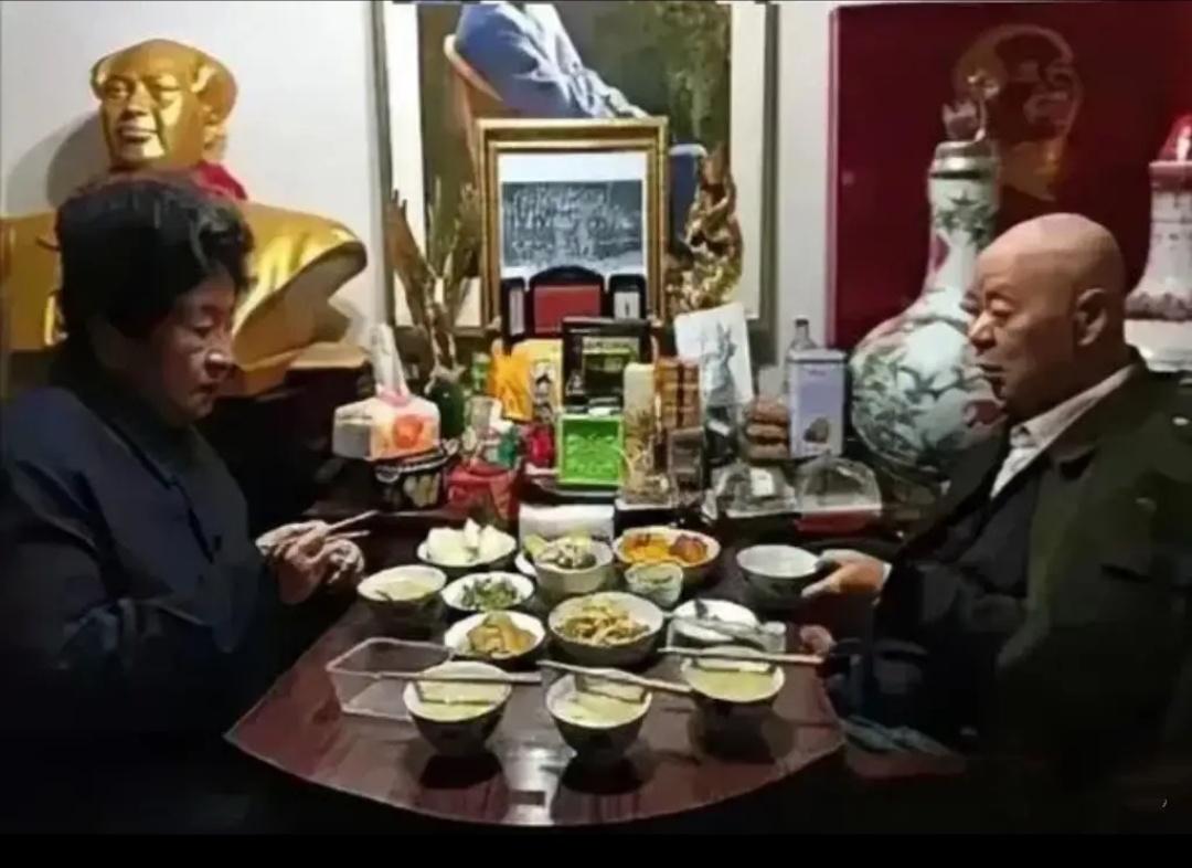 李讷与王景清吃饭的画面，桌子上还有三双未动的碗筷，应该是留给孩子们的。一张李