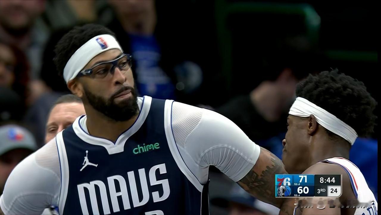 我强烈建议独行侠立刻交易走浓眉！在今天独行侠主场以108：123不敌76人的比赛