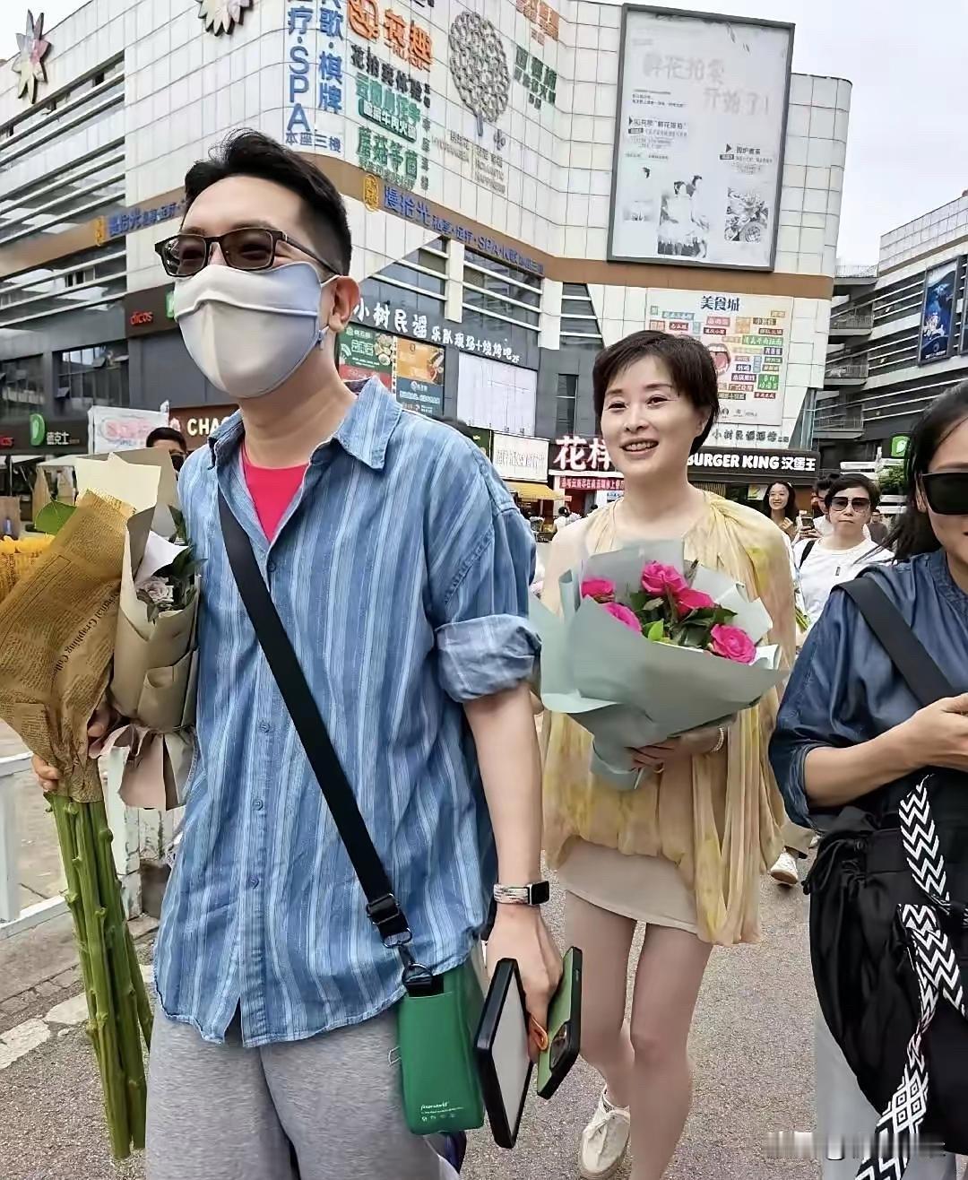 53岁吴越云南被偶遇，生图状态让人惊掉下巴。当天她穿米黄色碎花短袖配小短裙，脚踩
