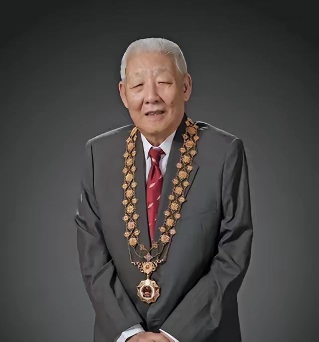 中国科学院院士孙家栋，是北斗卫星导航系统工程首任总设计师，正是以他为核心的航天团