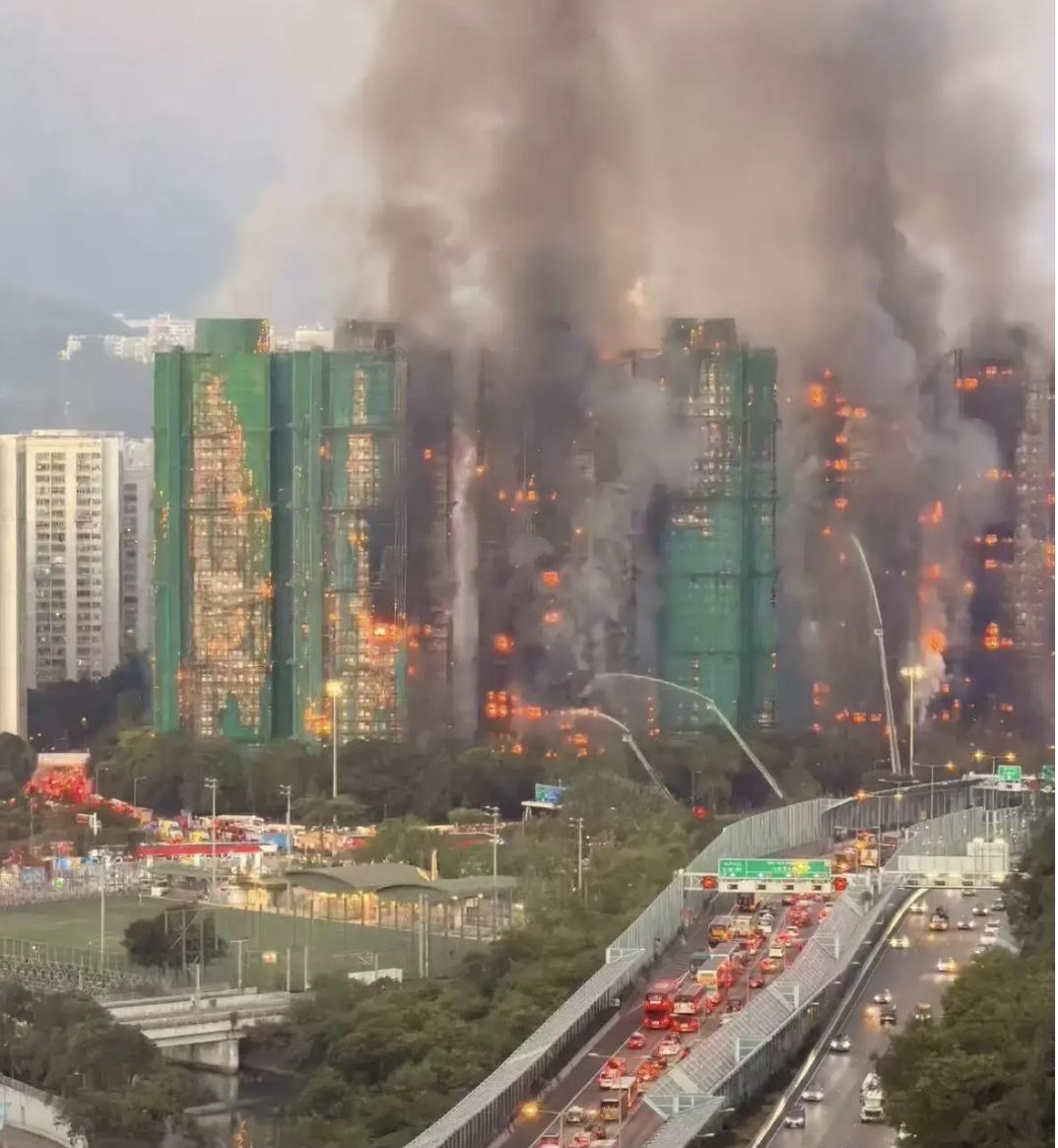 我闺蜜跟我说：我老公联系中介把刚刚花了100万装修好的大平层挂出去了。我说：