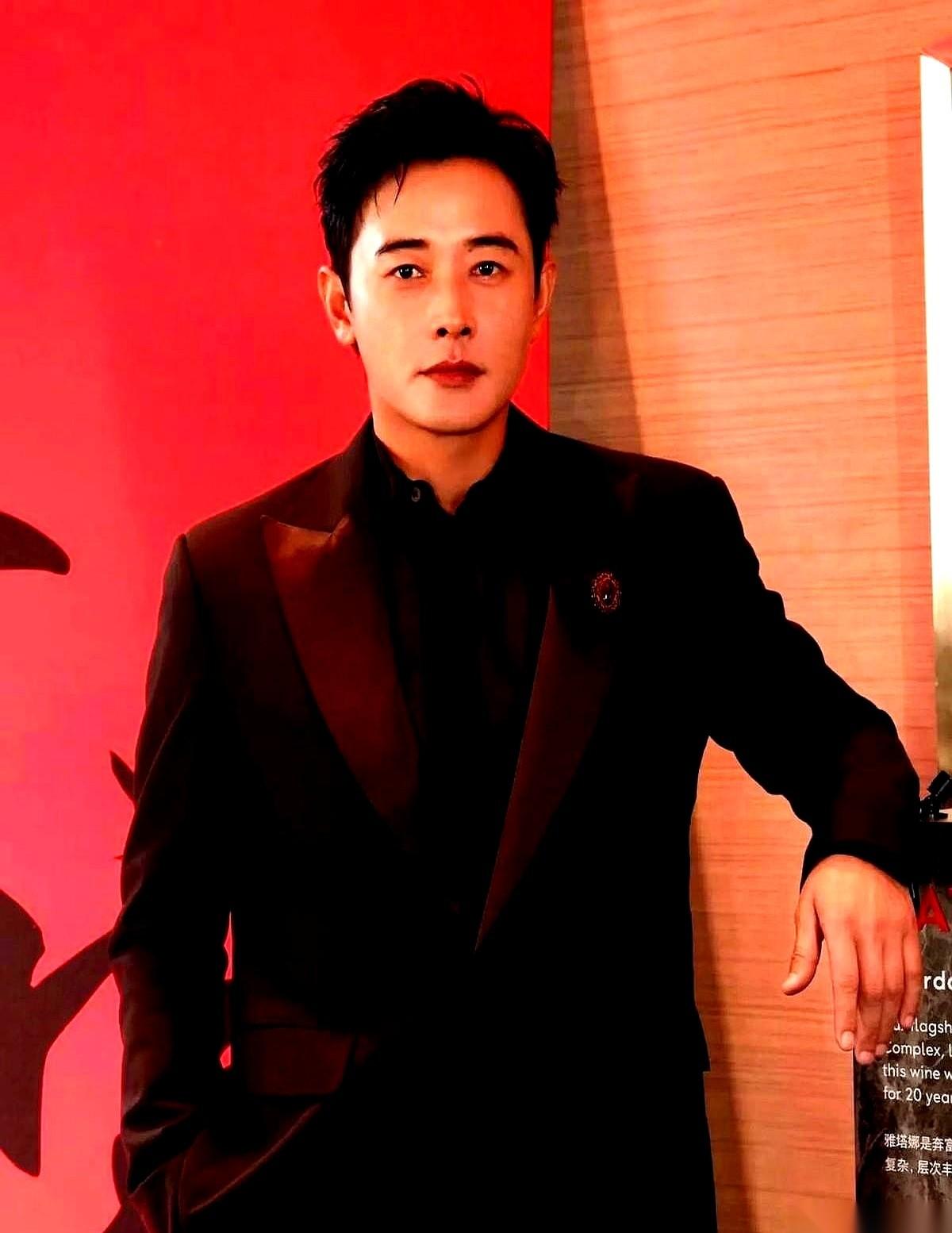 罗晋他爸走了。很多人之前还替他瞎操心，说这孩子功成名就了，怎么不把爹妈接到上海