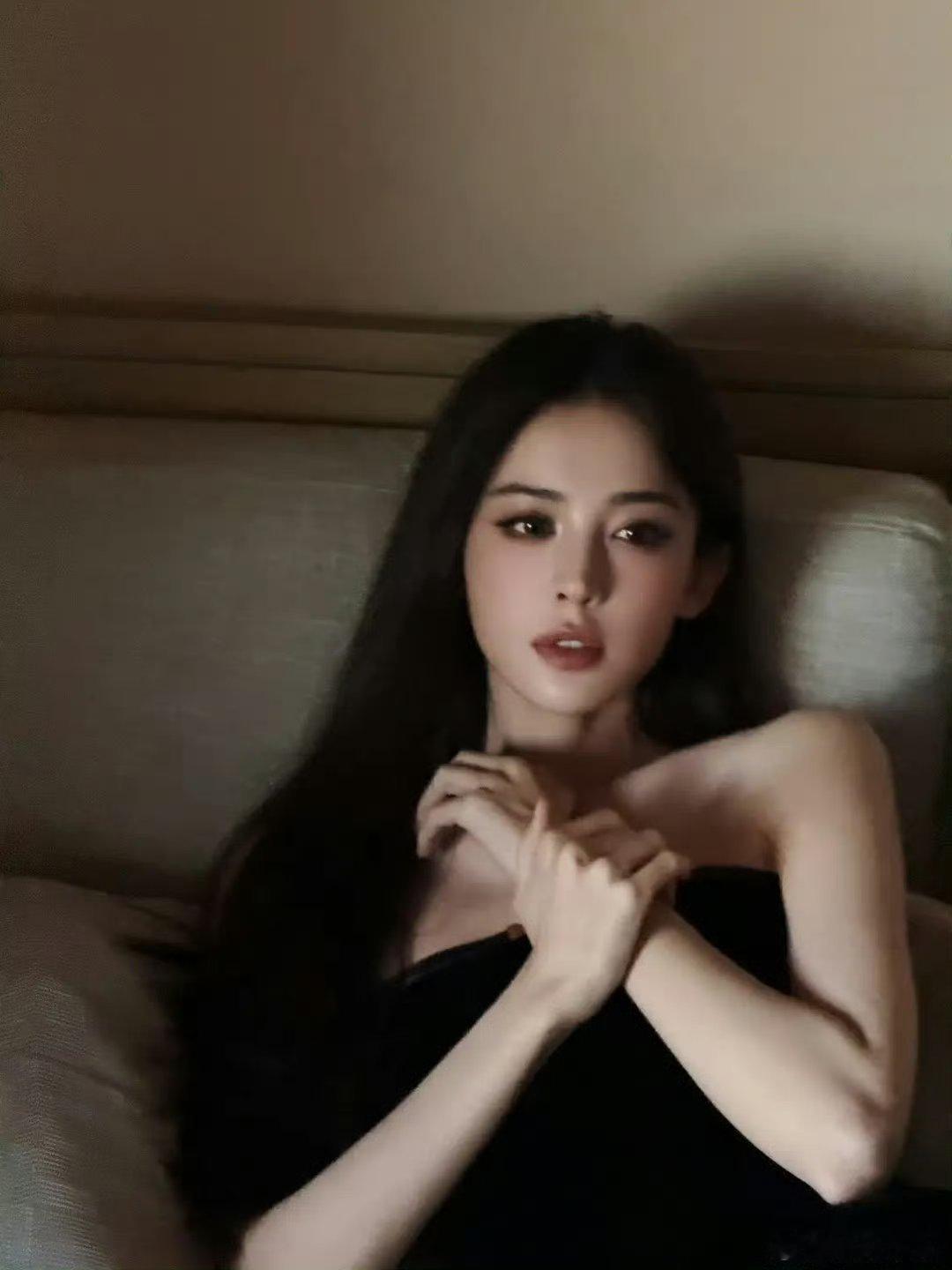 古力娜扎TF营业图，有种🐍系美人的感觉在​​​
