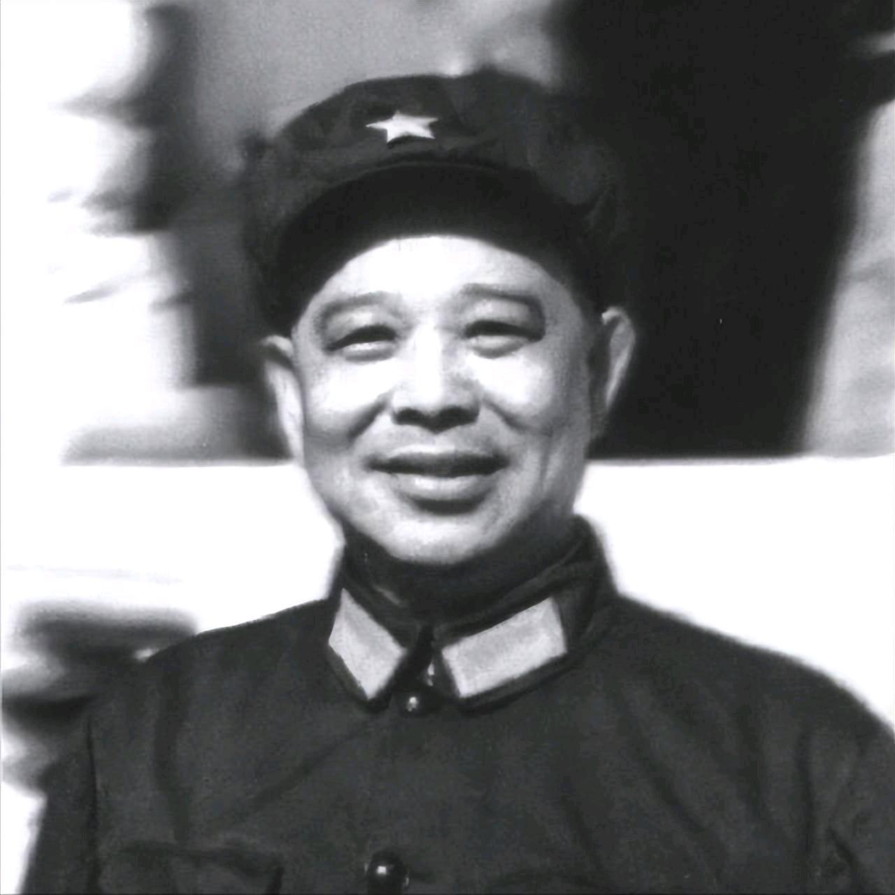 1975年，南京军区政委廖汉生中将刚刚上任，秘书室的同志们就开始骑上自行车，往军