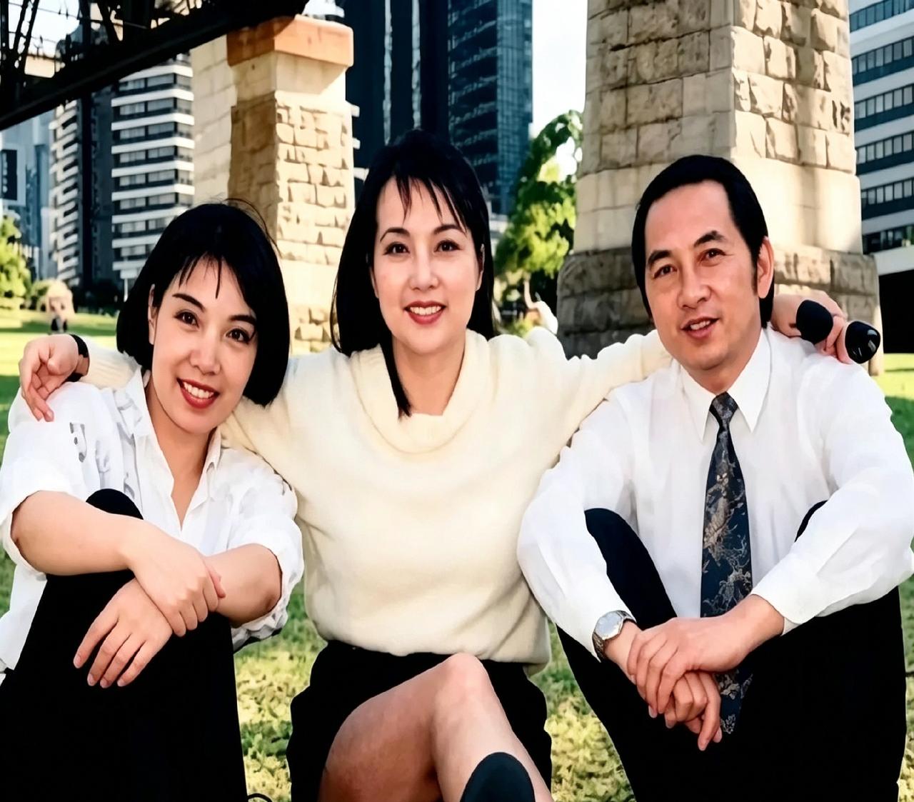 看这张老照片，刘晓庆跟妹妹、妹夫坐在草地上，笑得真舒坦。褪去明星光环，一家人和和