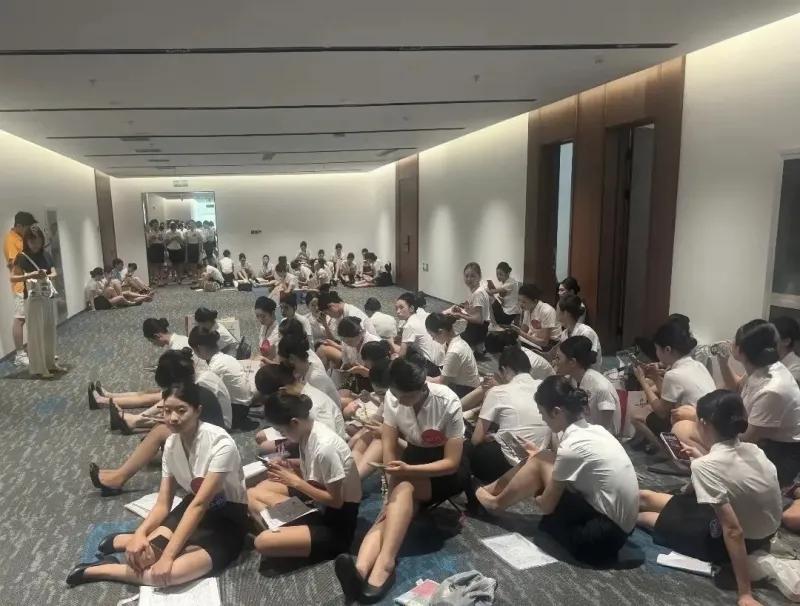 网友问：都说空姐工作光环没了，为啥还有这么多人应聘？答：说白了就是就业市场没那