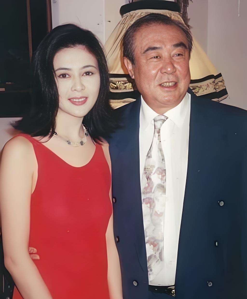 一个性学专家说：“没钱的男人，根本不知道女人有多主动，你以为女人天生矜持、害羞、